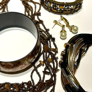 💕JEWELRY BUNDLE - 3 BRACELETS, 1 NECKLACE, 1 EARRINGS 💕